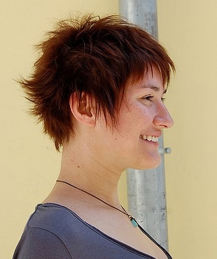 bok cieniowanej fryzury krótkiej, brązowe włosy uczesanie damskie zdjęcie numer 57A
